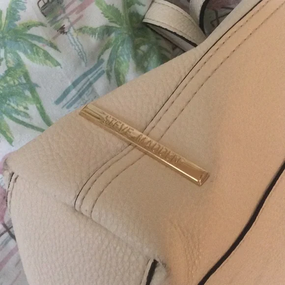 Steve Madden crossbody satchel handbag. Off white faux ivory pebbled leather. - Picture 5 of 10